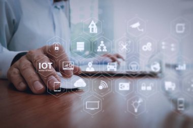 Ar (Augmented Reality) Internet of Things (çok) teknolojisiyle Vr kontrol panelinde. işadamı el iş stratejisi kavramı olarak modern teknoloji ile çalışma