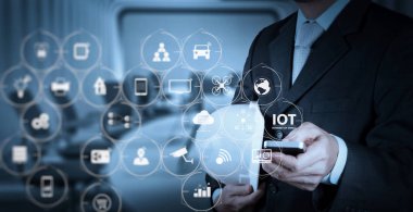 Ar (Augmented Reality) Internet of Things (çok) teknolojisiyle Vr kontrol panelinde. İşadamı el Oda arka plan görüşmekte dijital tablet ile çalışma