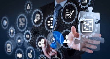AR sanal ekran kontrol paneli simgeleri ile proje yönetimi planlama, bütçeleme, communication.businessman el gösterir ışık ve bulmaca ortaklık ile