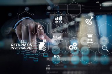 Yatırım getirisi getirisi yatırım göstergesi iş geliştirmek için sanal tablosu içinde. kavram olarak yeni bilgisayar arayüzü ile bir Cloud Computing diyagram üzerinde performancebusinessman el