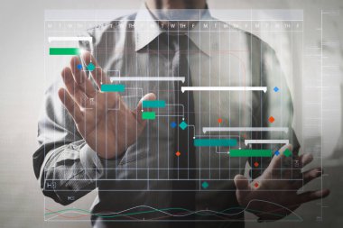 Proje Yöneticisi çalışma ve güncelleştirme görevleri kilometre taşları ilerleme planlama ve Gantt grafiği zamanlama sanal diagram.success işadamı ile dokunmatik ekran bilgisayar çalışma elini aç.