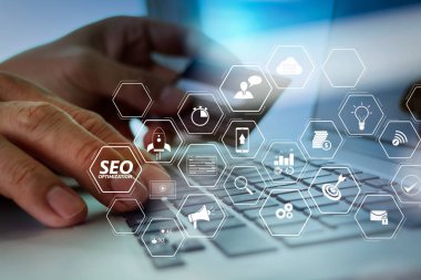 Mobil Web sitesi ve açılış sayfası sanal diagram.hands laptop ve holding kredi kartı Online alışveriş kavram olarak kullanarak Web sitesi için SEO Optimizasyon