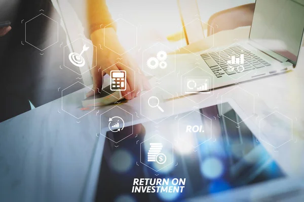 Roi Return Befektetési Hozamoknak Virtuális Dashboard Javítása Üzleti Üzletember Kezében — Stock Fotó