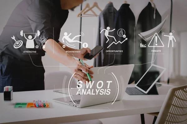 Swot 分析虚拟图具有公司的优势 威胁和机遇 时尚设计师使用手机和笔记本电脑与数字平板电脑在现代演播室 — 图库照片