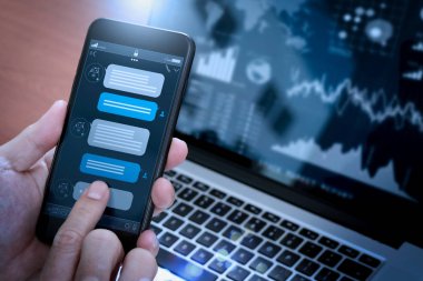 Müşteri destek bilgileri, iş el cep telefonu tutarak ile sanal asistan işleme smartphone ekran uygulaması arayüzü ve yapay zeka teknolojisi ile sohbet etmek konuşma.