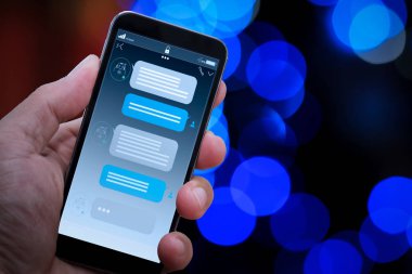 Müşteri destek bilgileri, iş el cep telefonu tutarak ile sanal asistan işleme smartphone ekran uygulaması arayüzü ve yapay zeka teknolojisi ile sohbet etmek konuşma.