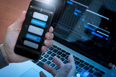 Müşteri destek bilgileri, iş el cep telefonu tutarak ile sanal asistan işleme smartphone ekran uygulaması arayüzü ve yapay zeka teknolojisi ile sohbet etmek konuşma.