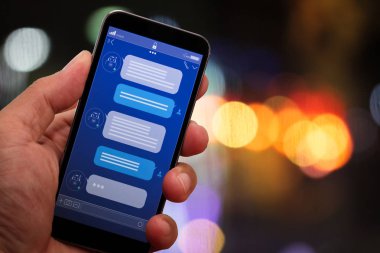 Müşteri destek bilgileri, iş el cep telefonu tutarak ile sanal asistan işleme smartphone ekran uygulaması arayüzü ve yapay zeka teknolojisi ile sohbet etmek konuşma.