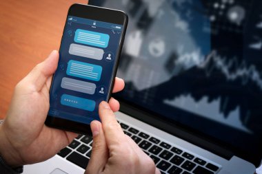 Müşteri destek bilgileri, iş el cep telefonu tutarak ile sanal asistan işleme smartphone ekran uygulaması arayüzü ve yapay zeka teknolojisi ile sohbet etmek konuşma.