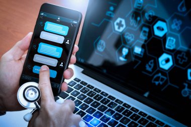 Sanal Yardımcısı müşteri destek bilgileri, cep telefonu tutan tıp doktoru el ile işleme smartphone ekran uygulaması arayüzü ve yapay zeka teknolojisi ile sohbet etmek konuşma.