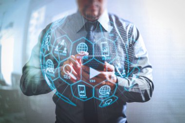 Dijital medya pazarlama (Web sitesi reklam, e-posta, sosyal ağ, Seo, video, mobil app) etkisi sanal dünya şekli diagram.success işadamı akıllı telefon, önden görünüm, kullanarak filtre