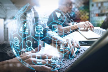 Dijital medya pazarlama (Web sitesi reklam, e-posta, sosyal ağ, Seo, video, mobil app) sanal dünya şekli diyagramı. Coworking işlemi, girişimci ekibi yaratıcı Ofis mekanları çalışıyor. 