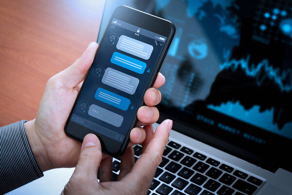 Разговор Chatbot с интерфейсом приложения экрана смартфона и виртуальным помощником по обработке технологии искусственного интеллекта с информацией о поддержке клиентов, бизнес-рука с мобильным телефоном
.