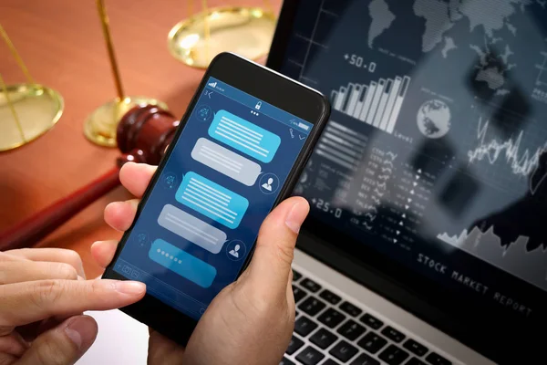 Sanal Yardımcısı müşteri destek bilgileri, cep telefonu tutan avukat el ile işleme smartphone ekran uygulaması arayüzü ve yapay zeka teknolojisi ile sohbet etmek konuşma.