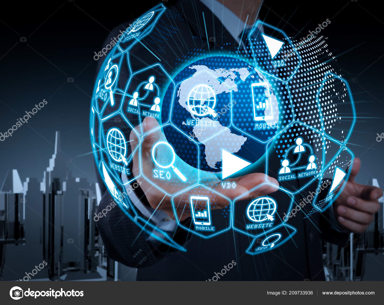 数字营销媒体网站广告电子邮件社交网络Seo 移动应用在虚拟地球仪形状图在他的手和城市背景发光地球地球仪——图库图片© everythingposs  #209733936, image size:1600x1273