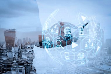 Dijital medya pazarlama (Web sitesi reklam, e-posta, sosyal ağ, Seo, video, mobil app) sanal dünya şekli diyagramı. Çift pozlama ile Londra bina dijital tablet kullanarak başarı işadamı.