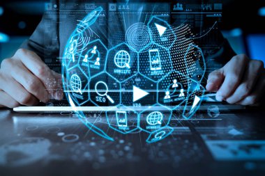 Dijital medya pazarlama (Web sitesi reklam, e-posta, sosyal ağ, Seo, video, mobil app) elinde dijital katman iş stratejisi ile dizüstü bilgisayar üzerinde çalışan sanal dünya şekli diagram.business adam.