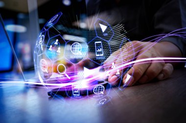 Dijital medya pazarlama (Web sitesi reklam, e-posta, sosyal ağ, Seo, video, mobil app) sanal dünya şekli diyagramı. Dalgalar mavi ışık ve işadamı smartphone kavramı kullanma