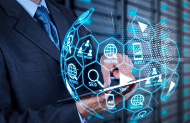 Dijital medya pazarlama (Web sitesi reklam, e-posta, sosyal ağ, Seo, video, mobil app) tablet bilgisayar ve sunucu Oda arka plan kullanarak sanal dünya şekli diagram.businessman elinde