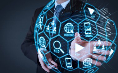  Dijital medya pazarlama (Web sitesi reklam, e-posta, sosyal ağ, Seo, video, mobil app) sanal dünya şekli diagram.business adam bir şeyler gösteriyor olarak açık bir el ile kavramı