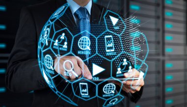 Dijital medya pazarlama (Web sitesi reklam, e-posta, sosyal ağ, Seo, video, mobil app) tablet bilgisayar ve sunucu Oda arka plan kullanarak sanal dünya şekli diagram.businessman elinde