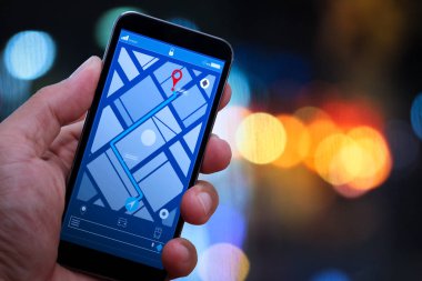 Hedef adrese City seyahat ve teknoloji kavramı ile yön için smartphone uygulama ekranda Gps harita navigasyon kullanarak turist yakın çekim.     