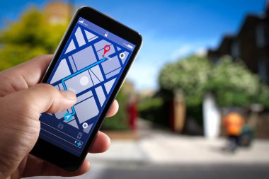 Hedef adrese City seyahat ve teknoloji kavramı ile yön için smartphone uygulama ekranda Gps harita navigasyon kullanarak turist yakın çekim.     