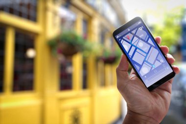 Hedef adrese City seyahat ve teknoloji kavramı ile yön için smartphone uygulama ekranda Gps harita navigasyon kullanarak turist yakın çekim.     
