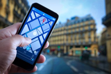 Hedef adrese City seyahat ve teknoloji kavramı ile yön için smartphone uygulama ekranda Gps harita navigasyon kullanarak turist yakın çekim.     