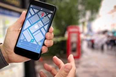 Hedef adrese City seyahat ve teknoloji kavramı ile yön için smartphone uygulama ekranda Gps harita navigasyon kullanarak turist yakın çekim.     