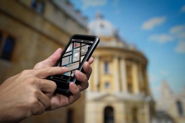 Hedef adrese City seyahat ve teknoloji kavramı ile yön için smartphone uygulama ekranda Gps harita navigasyon kullanarak turist yakın çekim.                             