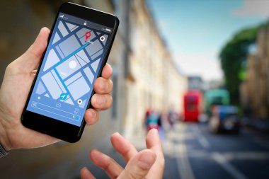 Hedef adrese City seyahat ve teknoloji kavramı ile yön için smartphone uygulama ekranda Gps harita navigasyon kullanarak turist yakın çekim.     