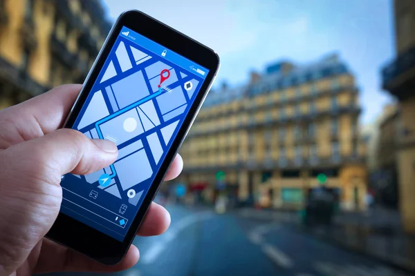 観光旅行 技術の概念が付いている都市の宛先アドレスに方向のスマート フォン アプリケーション画面で Gps マップ ナビゲーションを使用してクローズ アップ — ストック写真