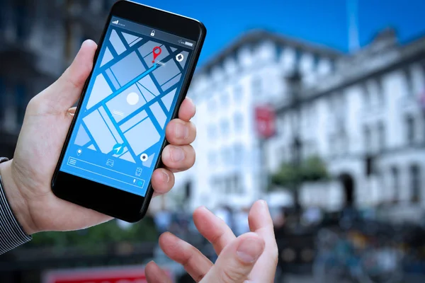 観光旅行 技術の概念が付いている都市の宛先アドレスに方向のスマート フォン アプリケーション画面で Gps マップ ナビゲーションを使用してクローズ アップ — ストック写真