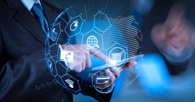 E-ticaret kavramı Vr dijital arabirimi alışveriş sepeti ve Teslimat kamyonunun simgelerle ve kredi kartı ile online alış-veriş internet.businessman başarı çalışan bilgisayar üzerinde sembolü ile değmek perde ile ekibi