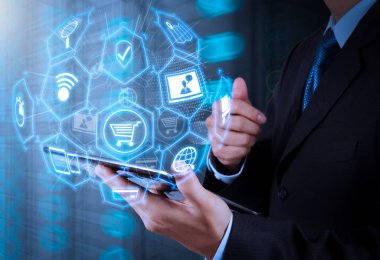 E-ticaret kavramı Vr dijital arabirimi alışveriş sepeti ve Teslimat kamyonunun simgelerle ve kredi kartı ile online alış-veriş internet.businessman yandan tablet bilgisayar ve sunucu Oda arka plan kullanarak sembolü 