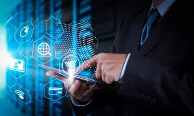 E-ticaret kavramı Vr dijital arabirimi alışveriş sepeti ve Teslimat kamyonunun simgelerle ve kredi kartı ile online alış-veriş internet.businessman yandan tablet bilgisayar ve sunucu Oda arka plan kullanarak sembolü