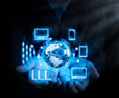 E-ticaret kavramı Vr dijital arabirimi alışveriş sepeti ve Teslimat kamyonunun simgelerle ve kredi kartıyla internet üzerinden online satın alma sembolü. İşadamı el yeni teknoloji siyah arka plan üzerinde gösterir.