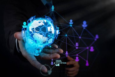 E-ticaret kavramı Vr dijital arabirimi alışveriş sepeti ve Teslimat kamyonunun simgelerle ve kredi kartı ile online satın alma ile yeni modern bilgisayar çalışma internet.businessman sembolü