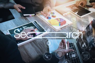 Arama tarama Internet veri bilgi ağ kavramı boş arama çubuğu ile. Tasarımcı işadamı el kullanarak akıllı telefon, mobil ödeme online alışveriş, omni Kanal.