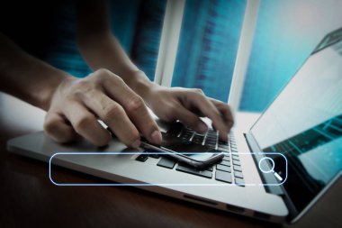 Arama tarama Internet veri bilgi ağ kavramı boş arama çubuğu ile. Web sitesi tasarımcısı dijital tablet ve akıllı telefon çalışma.