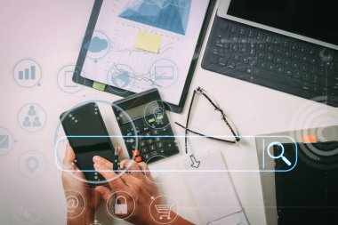 Arama tarama Internet veri bilgi ağ kavramı mali maliyet ve hesap makinesi ve latop cep telefonu ile ilgili çalışma işadamı elin boş arama bar.top manzaralı.
