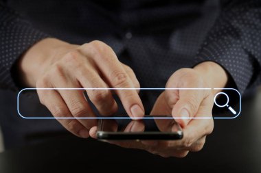 Tarama Internet veri bilgi ağ kavramı ile boş arama bar.close kadar işadamı el ile hareket eden telefon içinde modern ofis çalışma arama