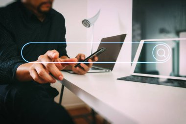Arama tarama Internet veri bilgi ağ kavramı ile akıllı telefon ve dijital tablet ve modern ofis dizüstü bilgisayar çalışma boş arama bar.businessman