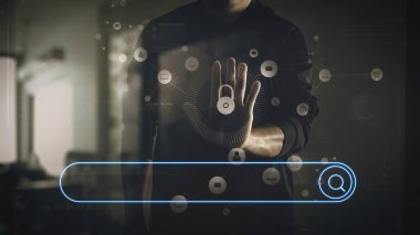 Arama tarama Internet veri bilgi ağ kavramı boş arama bar.cyber güvenlik Internet ve ağ kavramı ile. İşadamı el VR ekran asma kilit simgesi ile bilgisayar arka plan üzerinde çalışma