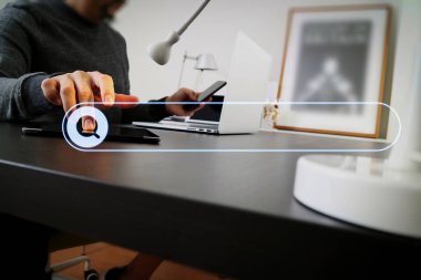 Arama tarama Internet veri bilgi ağ kavramı ile akıllı telefon ve dijital tablet ve modern ofis dizüstü bilgisayar çalışma boş arama bar.businessman