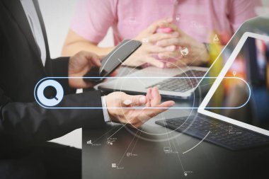 Takım toplantı kavramı, akıllı telefon ve dijital tablet ve dizüstü bilgisayar kullanma modern office işadamı kavramı ağ Internet veri bilgi tarama boş arama bar.co çalışma ile arama.