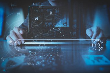 Sanal simge diyagramı ile modern ofis modern dizüstü bilgisayarla çalışma boş arama bar.businessman el ile tarama Internet veri bilgi kavramı ağ arama
