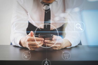 Tarama Internet veri bilgi ağ kavramı ile boş arama bar.close kadar sanal simge diyagramı ile modern ofis ahşap Danışma ile akıllı telefon üzerinde işadamı arama