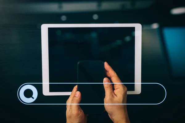 Suche Browsing Internet Daten Informationen Netzwerkkonzept mit leeren Suche bar.cyber Sicherheit Internet und Netzwerkkonzept. Geschäftsmann Hand arbeiten mit vr Bildschirm Vorhängeschloss-Symbol auf Mobiltelefon. — Stockbild Suche Browsing Internet Daten Informationen Netzwerkkonzept Mit Leeren Suche Bar — Stockfoto
